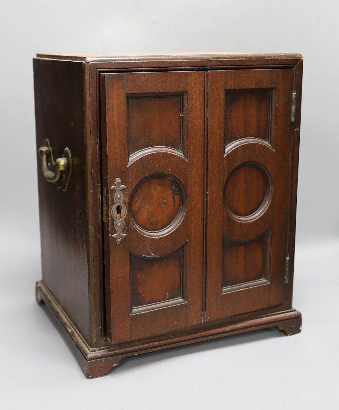 A 19th century mahogany coin collector’s cabinet, lacking trays. 39.5cm high, 32cm wide, 28cm deep